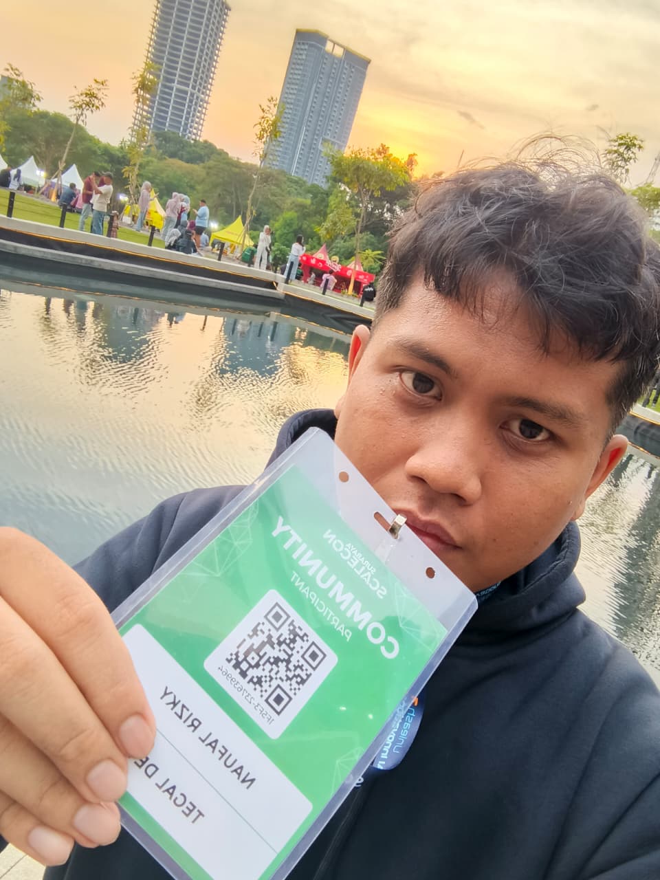 Selfie at ScaleCon Surabaya showing community badge